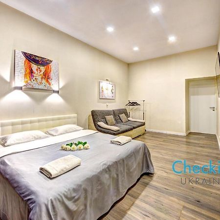 Two-Bedroom Apartment In The Center Near The National Sports Complex “Olympiyskiy” Kiev Exterior foto